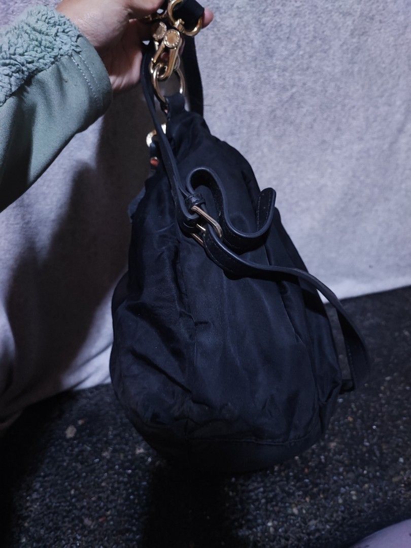 Marc Jacobs 2 way nylon bag (Category: Shoulder Bags) located in Baguio. Submitted by jayrgijc52758 (Listing ID 1470090898, Image 2). Description: Marc Jacobs 2 way nylon Medium size Very nice din 1500.
