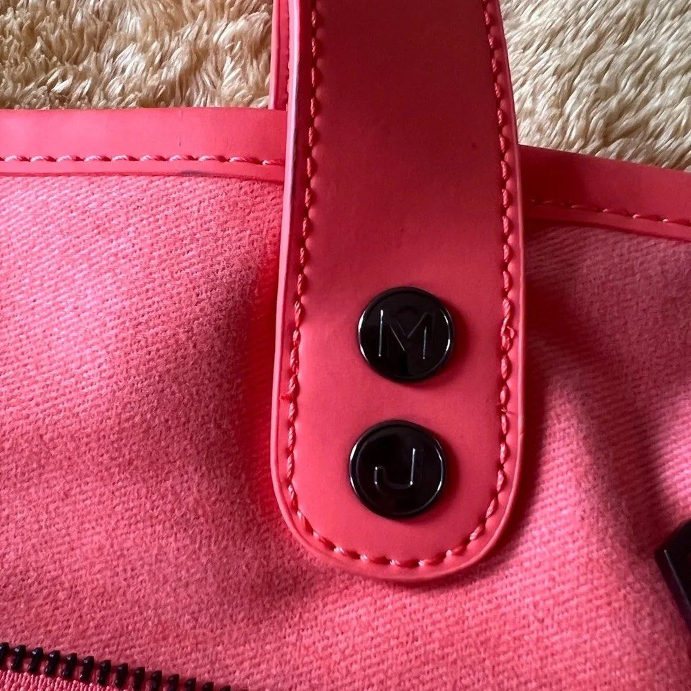 Marc Jacobs Pink Tote (Category: Tote Bags) located in Manila. Submitted by maurisio (Listing ID 1470052549, Image 3). Description: .