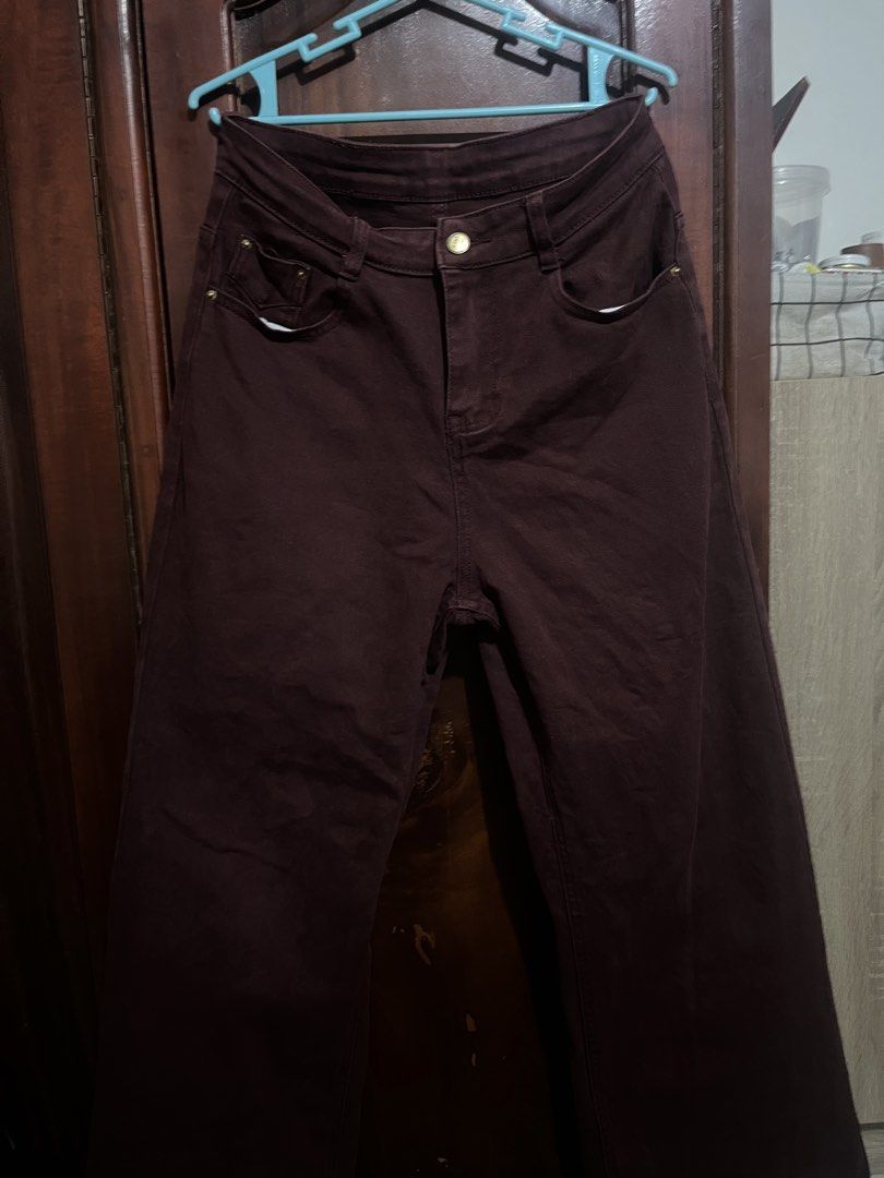 Maroon Straight Cut Baggy Pants (Category: Jeans) located in Cabanatuan. Submitted by zyelalaa (Listing ID 1470053772, Image 3). Description: Length “40 Waist “29-31 see next slide for details🙉 Pm/dm for more details!💋.