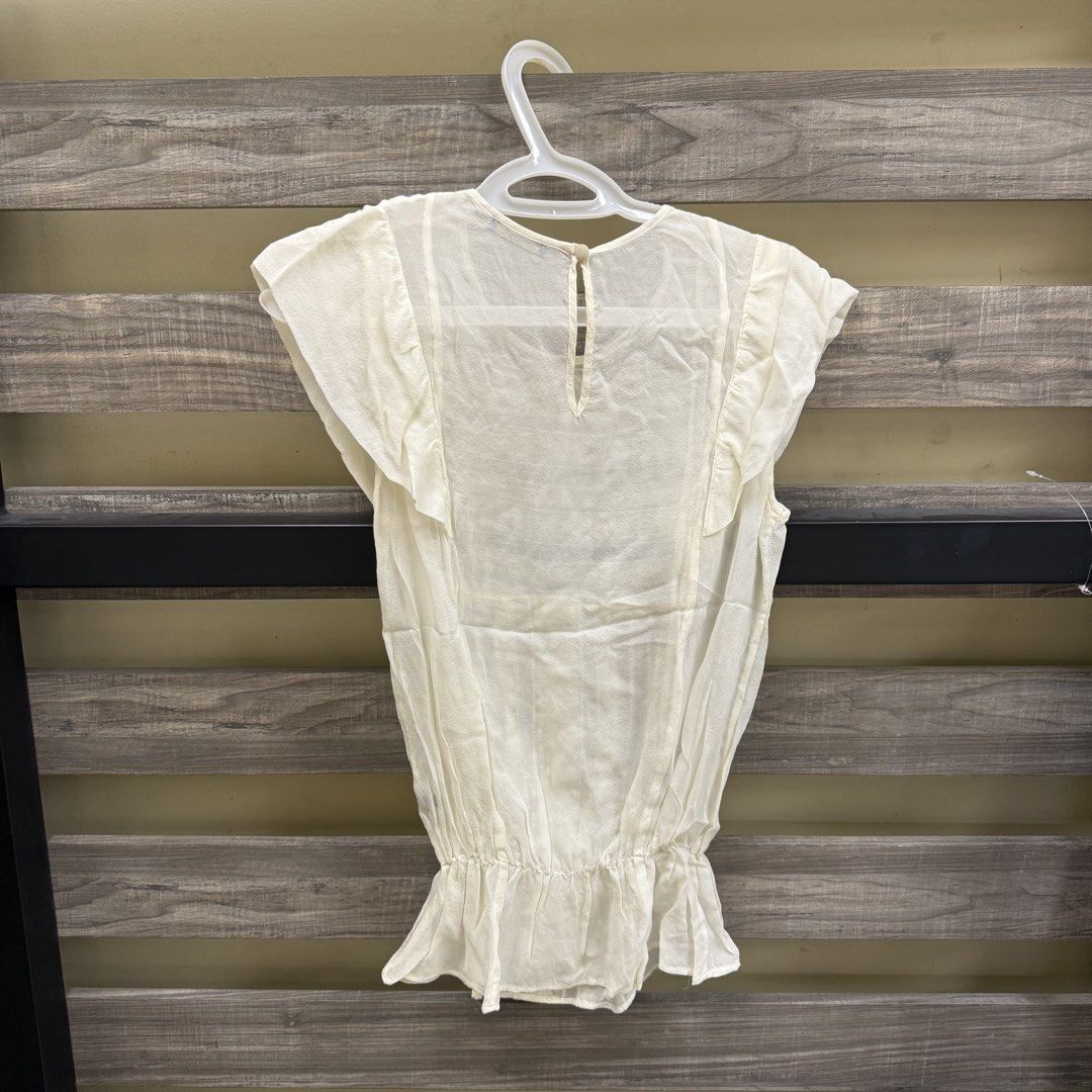 Massimo Dutti White Lace Sleeveless Top (Category: Blouses) located in Mandaluyong City. Submitted by bestdressedph2025 (Listing ID 1470081442, Image 2). Description: MOP: GCash MOD: Lalamove/J&T LOCATION: Brgy. Addition Hills, Mandaluyong Discount avail for multiple items. Dimensions in Inches: Shoulder: 11 Bust: 17 Length: 24 Size on Tag: US 4 (Small) PM for inquiries!.