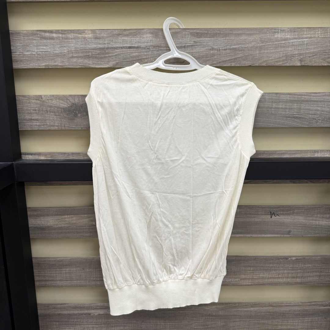 Massimo Dutti White Sleeveless Top (Category: Blouses) located in Mandaluyong City. Submitted by bestdressedph2025 (Listing ID 1470080755, Image 2). Description: MOP: GCash MOD: Lalamove/J&T LOCATION: Brgy. Addition Hills, Mandaluyong Discount avail for multiple items. Dimensions in Inches: Shoulder: 16 Bust: 19 Length: 24 Size on Tag: S PM for inquiries!.