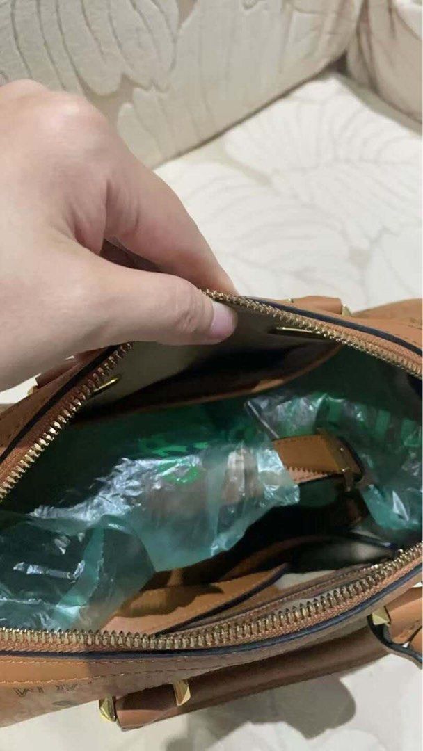 MCM Visetos Boston Bag (Category: Luxury Bags & Wallets) located in Manila. Submitted by ivyfv04 (Listing ID 1469970376, Image 3). Description: MCM Visetos Boston Bag Pre owned luxury bag Wala na resibo , nawala na Can check in actual.