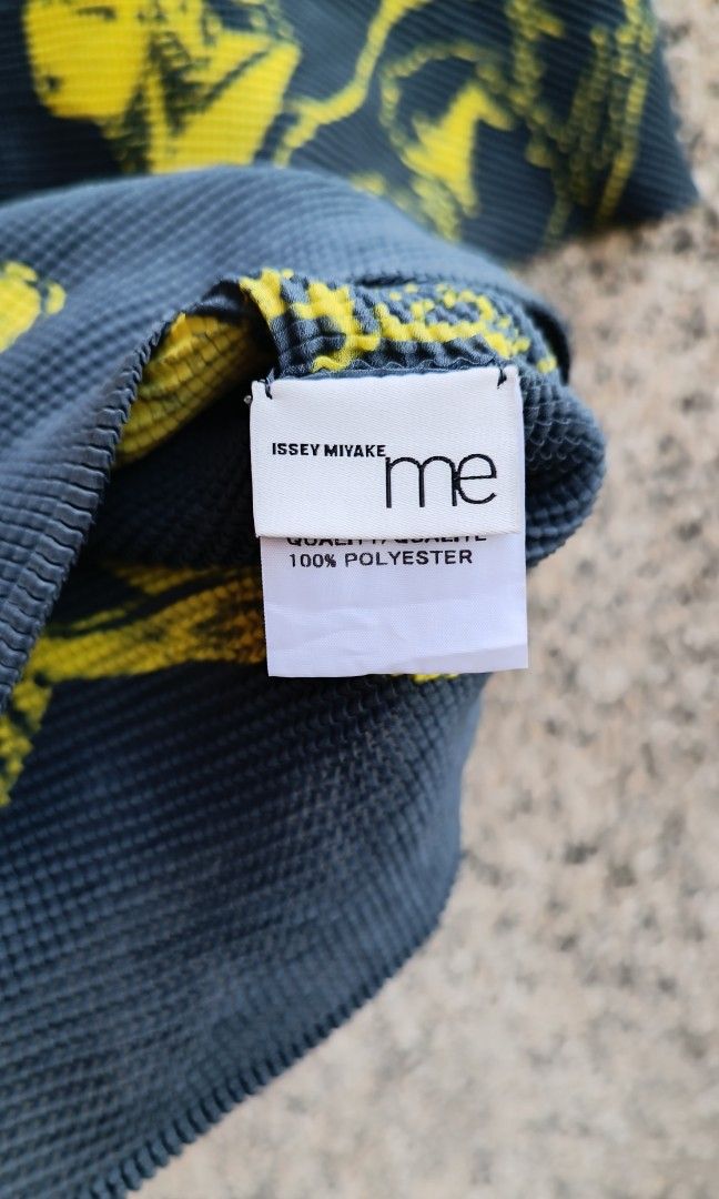 Me Issey Miyake Aop Tops (Category: Activewear) located in Davao. Submitted by st333tcartel (Listing ID 1469991018, Image 3). Description: Fits Small Length 19 Width 14.