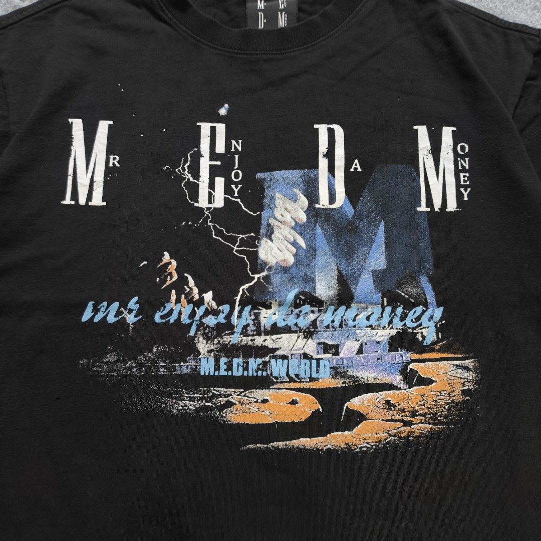 MEDM Boxy Cropped Shirt (Category: Tshirts & Polo Shirts ) located in Manila. Submitted by shykes_26 (Listing ID 1470104224, Image 2). Description: Dimensions Width - 22 Length - 24 Size on tag - M Issues - None.