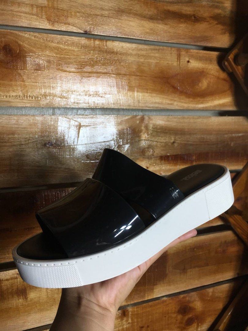 Melissa Black Soho Platform Sandal (Category: Sandals) located in Pagadian. Submitted by angelcanzado (Listing ID 1470136658, Image 3). Description: Melissa Black Soho Platform Sandal Excellent Condition No flaws or Heel drag Gwapaa as.in Lig.on kaau ni Size: US 8 , EUR 39 .
