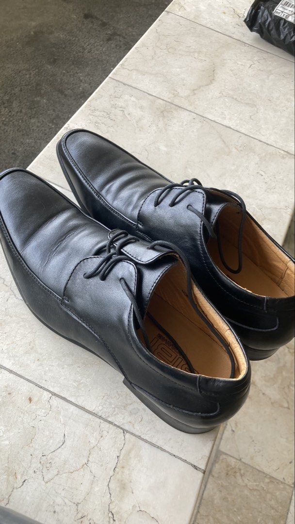 Men’s Leather Shoes (Category: Dress Shoes) located in San Pedro. Submitted by eskimoroll (Listing ID 1469953834, Image 1). Description: Bought from Landmark Size 43 Black Location: San Pedro Laguna.