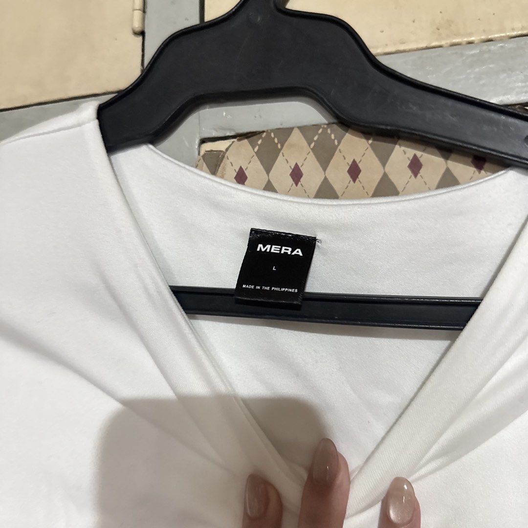 mera white longsleeves size large (Category: Longsleeves) located in Mandaluyong City. Submitted by snowluna (Listing ID 1470025797, Image 2). Description: • used 1x only mop: gcash mod: J&T.