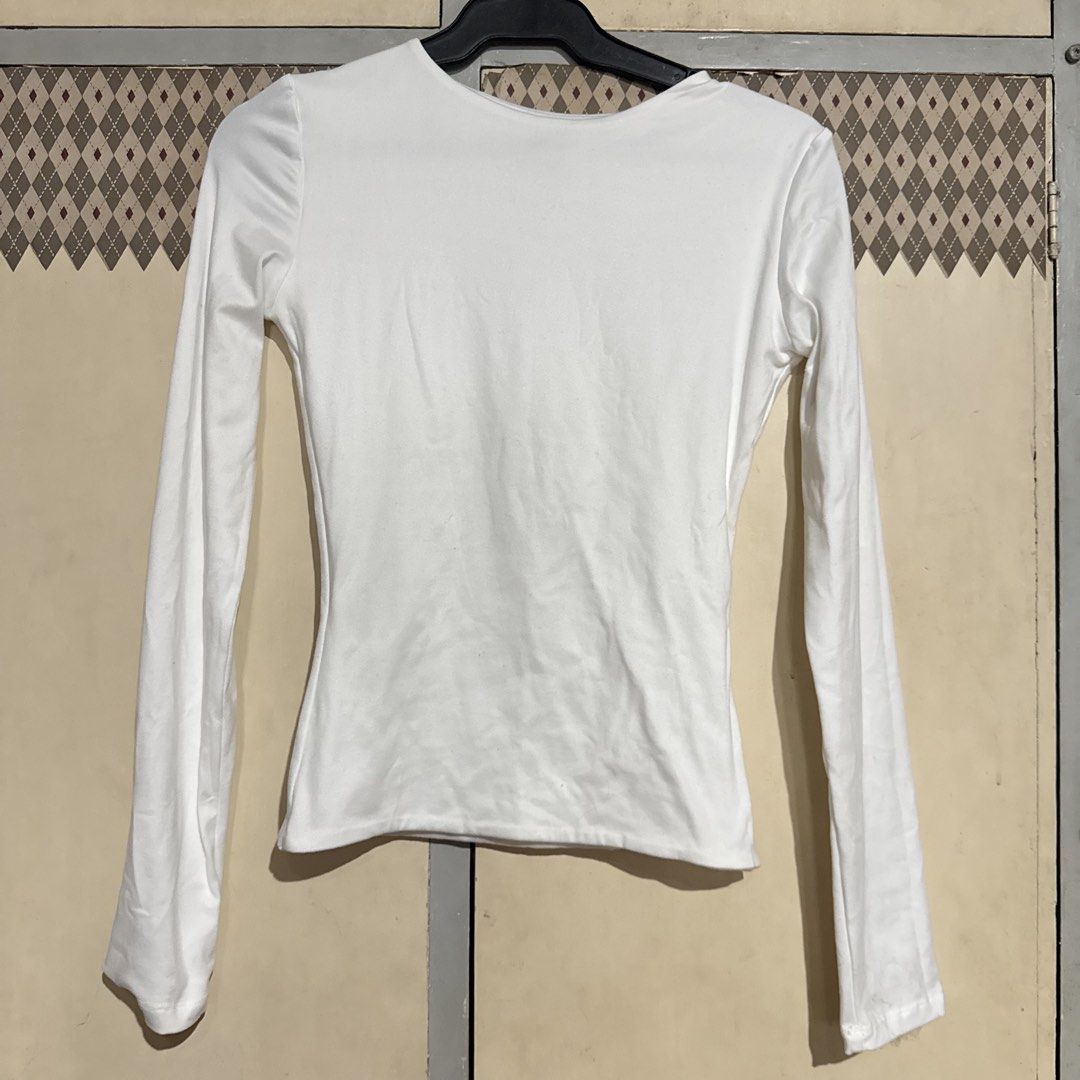 mera white longsleeves size large (Category: Longsleeves) located in Mandaluyong City. Submitted by snowluna (Listing ID 1470025797, Image 1). Description: • used 1x only mop: gcash mod: J&T.