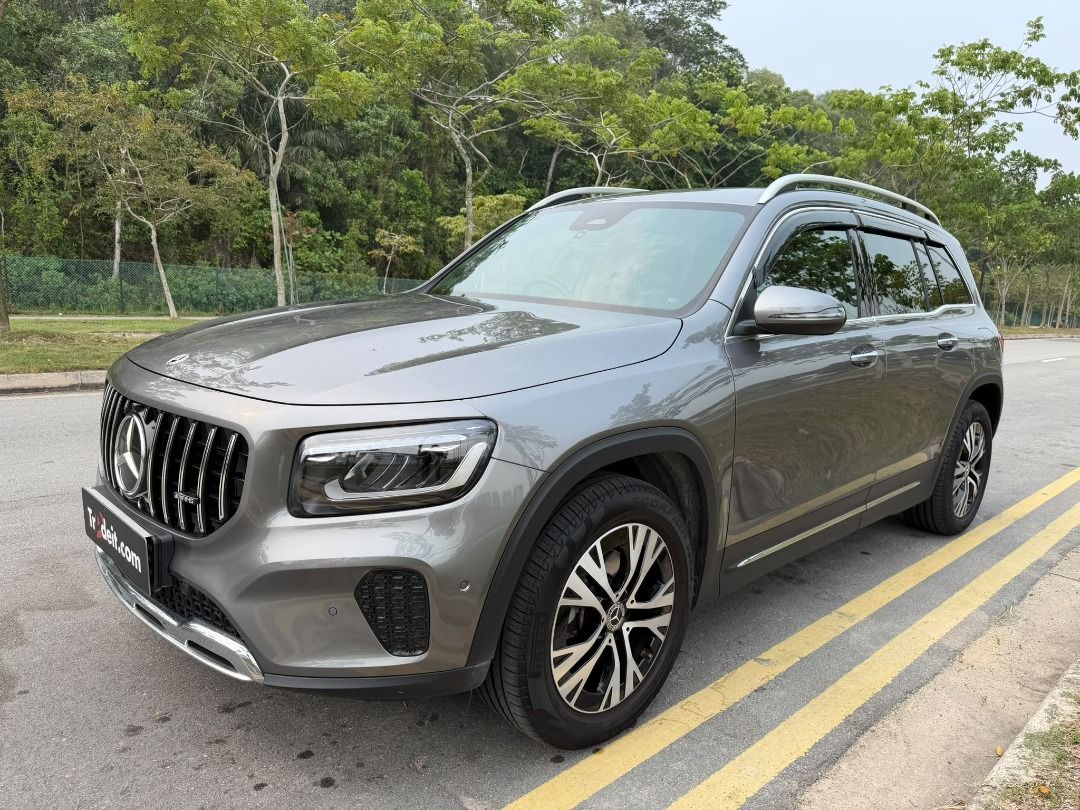 Mercedes-Benz GLB-Class GLB180 Mild Hybrid Progressive Auto (Category: Used Cars) located in Singapore. Submitted by tradeit.com (Listing ID 1470022663, Image 2). Description: 🔥 𝗥𝗔𝗥𝗘 𝟮𝟬𝟮𝟲 𝗨𝗡𝗜𝗧 𝗨𝗡𝗗𝗘𝗥 𝗢𝗟𝗗 𝗣𝗔𝗥𝗙 𝗦𝗖𝗛𝗘𝗠𝗘! 🔥 🚙 𝗠𝗘𝗥𝗖𝗘𝗗𝗘𝗦-𝗕𝗘𝗡𝗭 𝗚𝗟𝗕𝟭𝟴𝟬 𝗠𝗜𝗟𝗗 𝗛𝗬𝗕𝗥𝗜𝗗 𝗣𝗥𝗢𝗚𝗥𝗘𝗦𝗦𝗜𝗩𝗘 💰 𝗢𝗡𝗟𝗬 $𝟮𝟮𝟭,𝟴𝟬𝟬! 💎 𝗔𝗡𝗡𝗨𝗔𝗟 𝗗𝗘𝗣𝗥𝗘 𝗢𝗡𝗟𝗬 $𝟮𝟭,𝟯𝟯𝟬! 🚨 𝗪𝗛𝗬 𝗣𝗔𝗬 𝗠𝗢𝗥𝗘 𝗙𝗢𝗥 𝗔