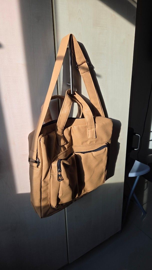 Messenger laptop bag (Category: Briefcases) located in Quezon City. Submitted by donbarero (Listing ID 1470037027, Image 3). Description: Marikina made Synthetic leather Brandnew.