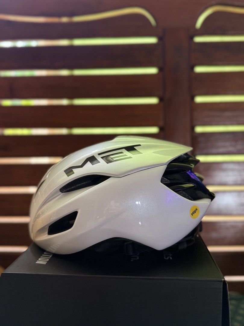 Met Manta (Category: Bicycles) located in Makati City. Submitted by leleighcpstore (Listing ID 1470029768, Image 3). Description: Selling this bike helmet with small dents. Bought for 10k, used only thrice because I have other helmets Rfs: with newly bought bike helmet Issue: please see 8th and 9th photo. Still negotiable for sure buyer..