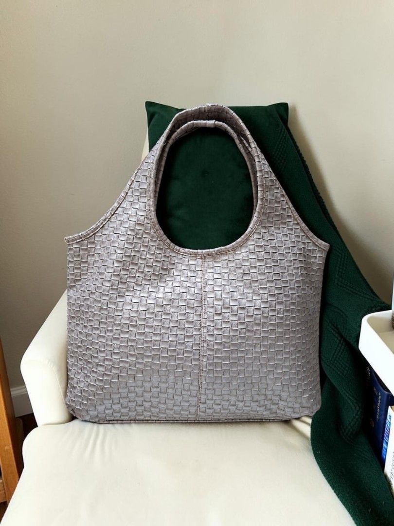 METALLIC WOVEN LEATHER HOBO BAG (Category: Shoulder Bags) located in Las Pinas. Submitted by annachiaonair2037 (Listing ID 1470141909, Image 2). Description: METALLIC WOVEN LEATHER HOBO BAG FROM JAPAN DETACHABLE POUCH INSIDE MAGNETIC SNAP CLOSURE H 9.5" L16" W 3.5".