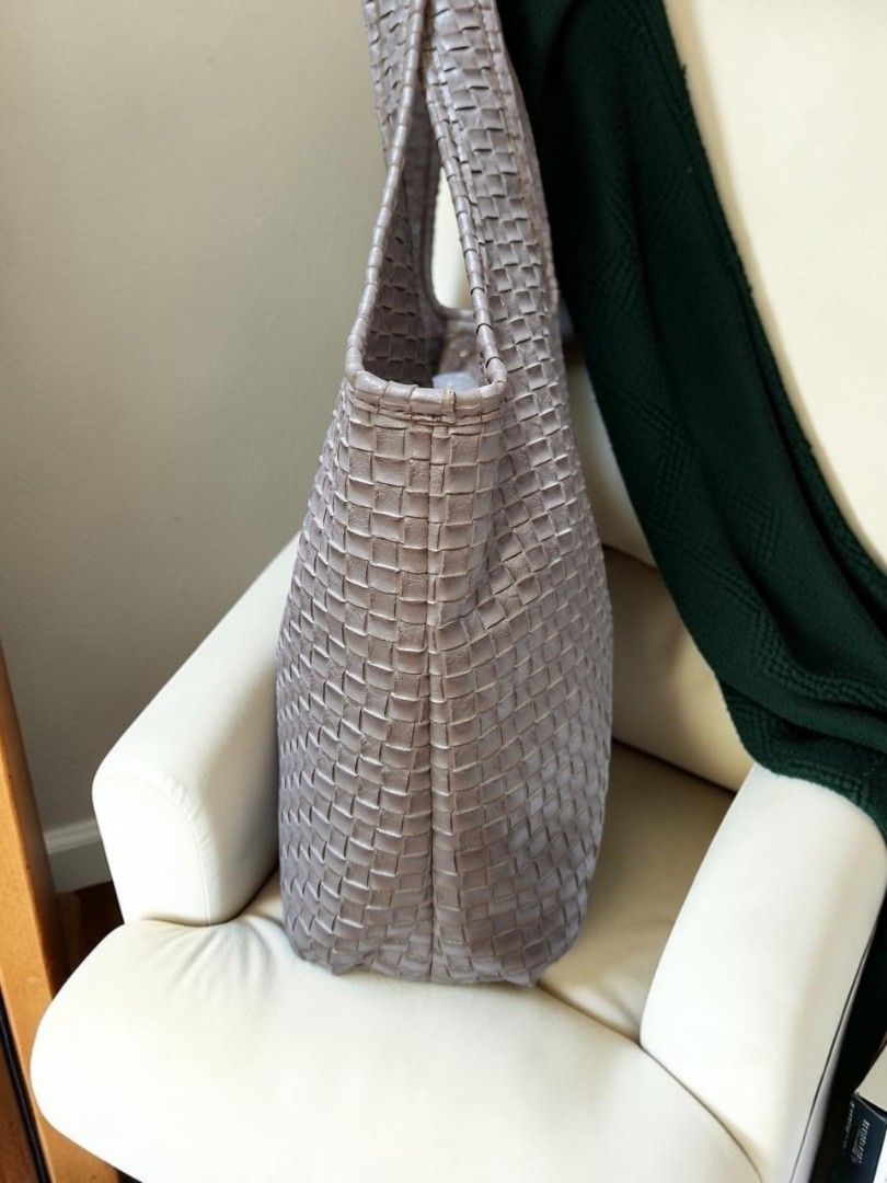 METALLIC WOVEN LEATHER HOBO BAG (Category: Shoulder Bags) located in Las Pinas. Submitted by annachiaonair2037 (Listing ID 1470141909, Image 3). Description: METALLIC WOVEN LEATHER HOBO BAG FROM JAPAN DETACHABLE POUCH INSIDE MAGNETIC SNAP CLOSURE H 9.5" L16" W 3.5".