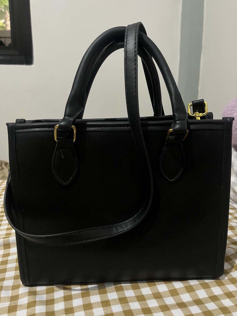 Michael Kors (Category: Announcements) located in Daraga. Submitted by fashion-25 (Listing ID 1469971531, Image 2). Description: Once lng n gamit No issue.