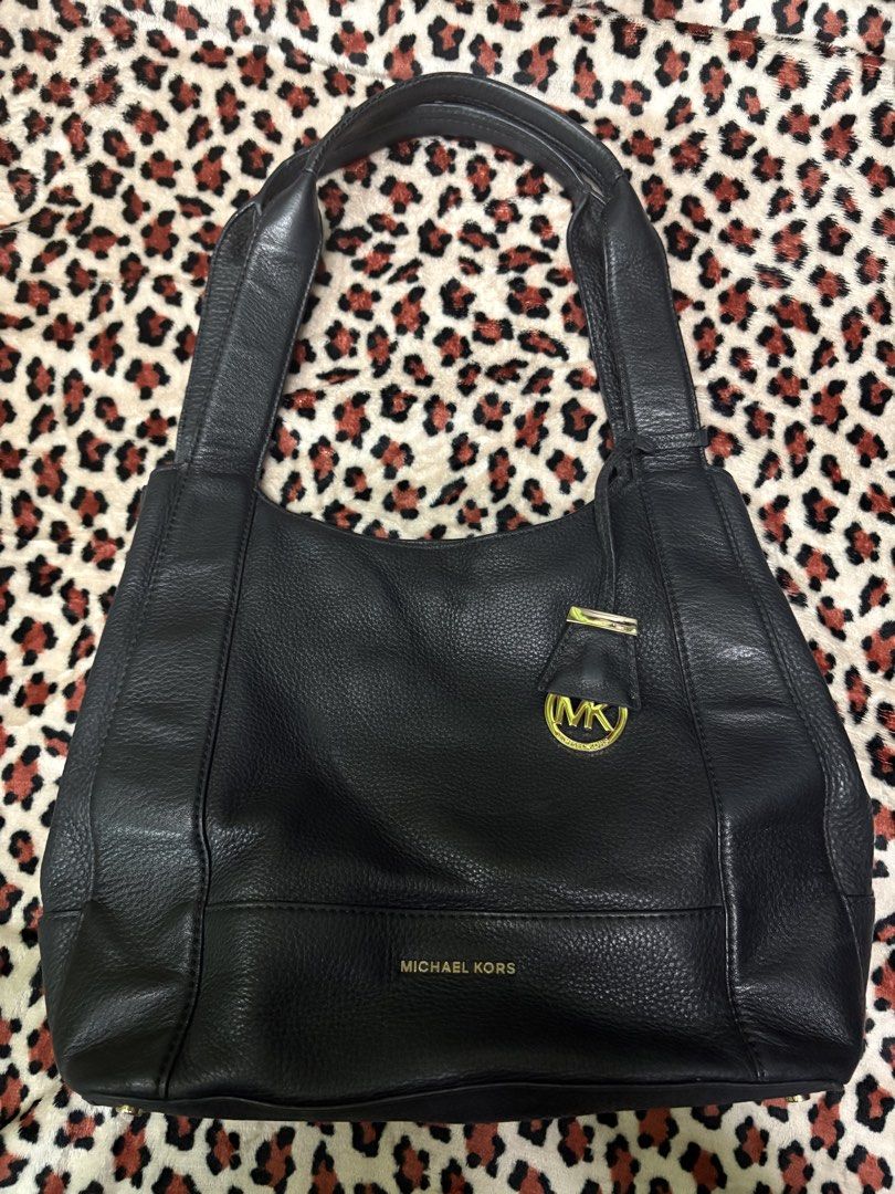 Michael Kors Black Leather Shoulder Bag (Category: Luxury Bags & Wallets) located in Manila. Submitted by declutteringtee (Listing ID 1470043270, Image 1). Description: Bags! Price ranges from 350-1300!!!! .
