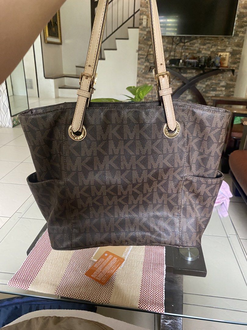 Michael Kors Brown Monogram Tote Bag (Category: Tote Bags) located in Manila. Submitted by lanna.307 (Listing ID 1470037511, Image 3). Description: - Authentic Brown Michael Kors Monogram Tote Bag - Classic tan leather straps and elegant gold-tone hardware - Dual shoulder straps for comfortable daily wear - Signature front hanging logo charm - Convenient exterior side slip pockets - Spacious interior to fit your daily essentials - with authentica
