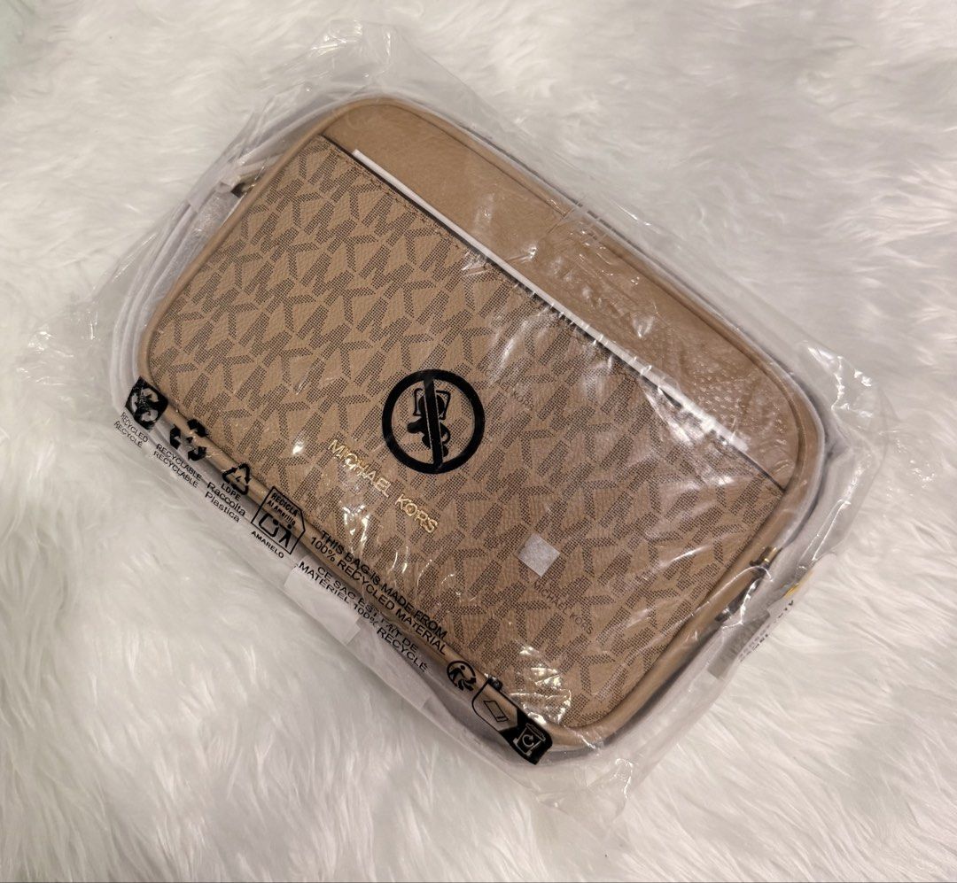 Michael Kors Jet Set Travel Camera Bag (Category: Camera Bags & Carriers) located in Manila. Submitted by shobeybe08 (Listing ID 1469952328, Image 3). Description: MICHAEL KORS JET SET SMALL CAMERA BAG Brandnew 💯AUTHENTIC Bought in US 🇺🇸 Money back guarantee Onhand and ready to ship Open for layaway Lalamove ready/LBC/J&T Loc: MANILA DM for inquiries 🫶 - Brand: Michael Kors - Style: Compact crossbody bag - Color/Pattern: Brown monogram print 