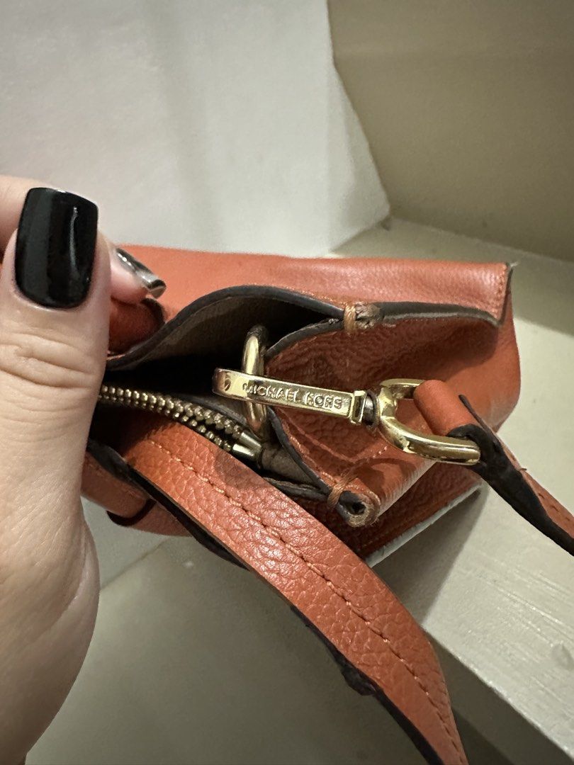 Michael Kors Mercer (Category: Luxury Bags & Wallets) located in General Trias. Submitted by anjmp (Listing ID 1470133971, Image 2). Description: ✅ MK mercer ✅ sling included & in good condition ✅ pls manage expectations po, discoloration on zipper observed ✅ minor rub sa ilalim ✅ inside is clean no issues Manage your expectations po as this is preloved, signs of usage is normal.
