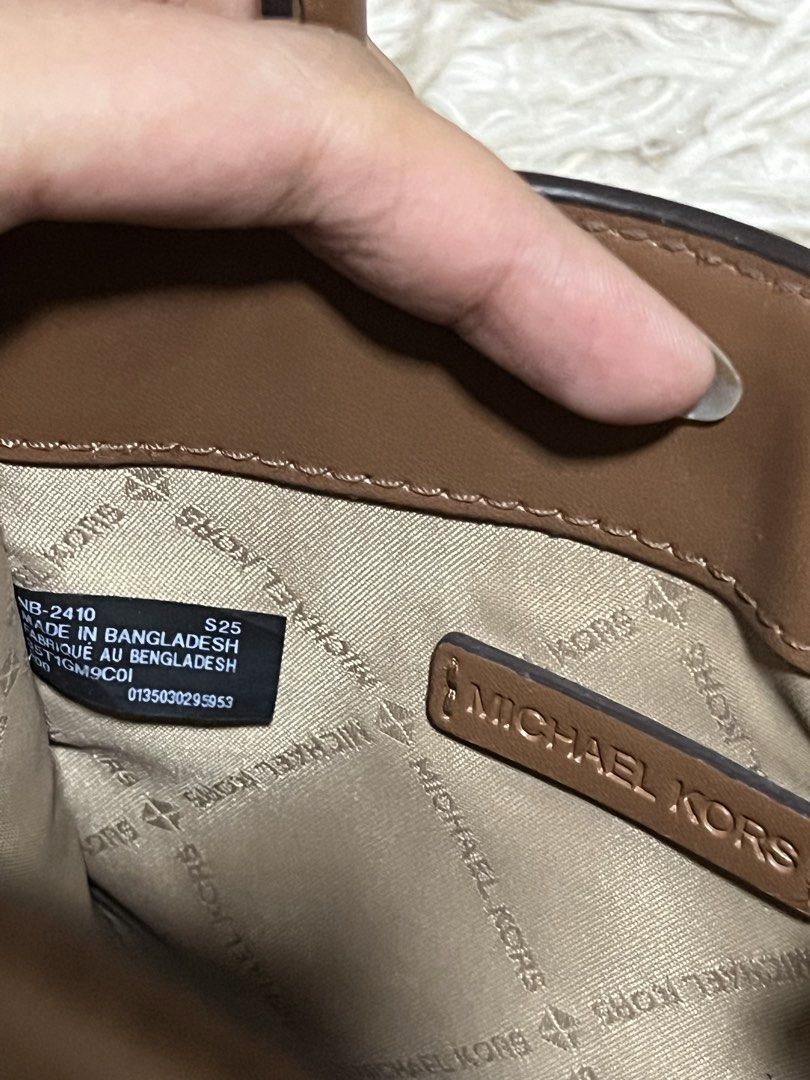 Michael Kors Mercer Crossbody Bag (Category: Cross-body Bags) located in Mandaluyong City. Submitted by declutters_cb (Listing ID 1470098334, Image 2). Description: negotiable.
