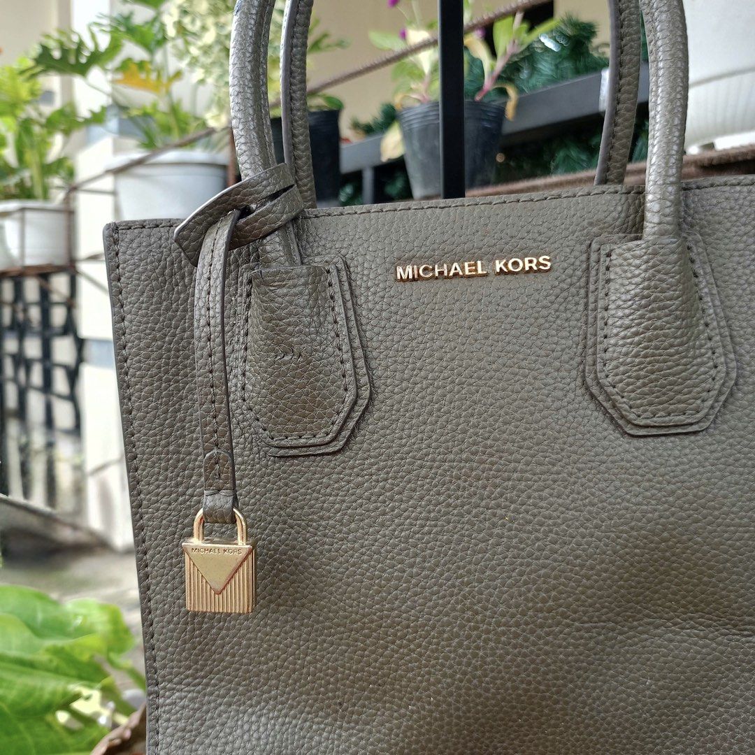 Michael Kors Mercer Olive Green (Category: Cross-body Bags) located in Barugo. Submitted by green.trendsetter (Listing ID 1470140091, Image 2). Description: PRELOVED MEANS PRELOVED. Each piece has been previously loved and may naturally have signs of use such as creasing, scratches, stains, discoloration, or other imperfections. Kindly manage your expectations accordingly. •We kindly ask for no fussy buyers. • Photos of bag’s details and other id