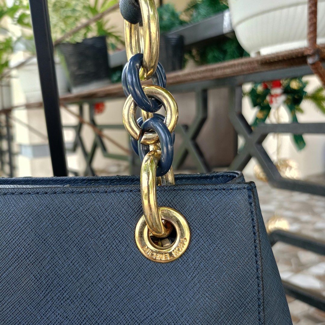 Michael Kors Navyblue handbag (Category: Shoulder Bags) located in Barugo. Submitted by green.trendsetter (Listing ID 1470140746, Image 2). Description: PRELOVED MEANS PRELOVED. Each piece has been previously loved and may naturally have signs of use such as creasing, scratches, stains, discoloration, or other imperfections. Kindly manage your expectations accordingly. •We kindly ask for no fussy buyers. • Photos of bag’s details and other identi