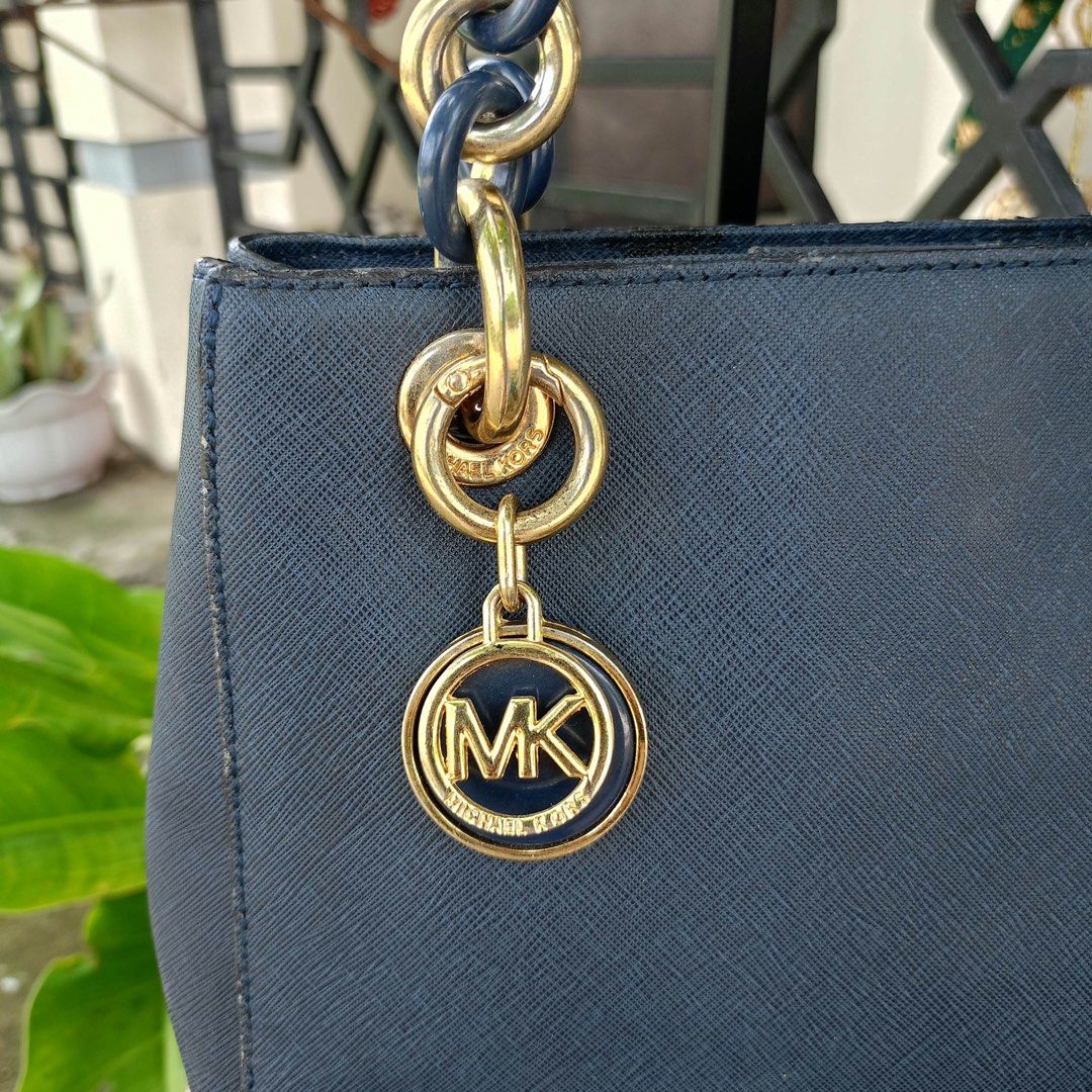 Michael Kors Navyblue handbag (Category: Shoulder Bags) located in Barugo. Submitted by green.trendsetter (Listing ID 1470140746, Image 3). Description: PRELOVED MEANS PRELOVED. Each piece has been previously loved and may naturally have signs of use such as creasing, scratches, stains, discoloration, or other imperfections. Kindly manage your expectations accordingly. •We kindly ask for no fussy buyers. • Photos of bag’s details and other identi