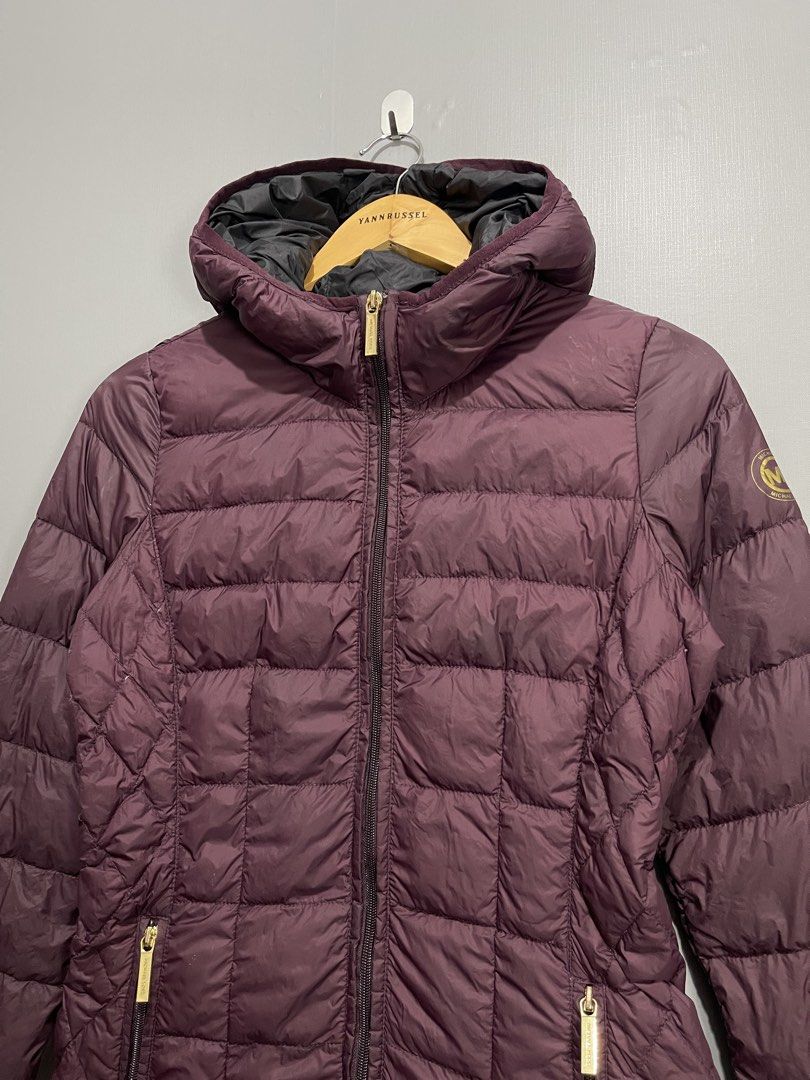 Michael Kors Packable down-filled hooded puffer coat (Category: Coats, Jackets and Outerwear) located in Davao. Submitted by yannrussel00 (Listing ID 1469969615, Image 3). Description: 📍𝗟𝗼𝗰𝗮𝘁𝗶𝗼𝗻: 𝗗𝗮𝘃𝗮𝗼 𝗖𝗶𝘁𝘆 📌 𝗜𝘁𝗲𝗺 𝗦𝘁𝗶𝗹𝗹 𝗔𝘃𝗮𝗶𝗹𝗮𝗯𝗹𝗲 𝗥𝗘𝗔𝗗 𝗗𝗘𝗧𝗔𝗜𝗟𝗦 𝗕𝗘𝗟𝗢𝗪 ⬇️ ‼️ Size XS on tag fits Small Dimes W19 x L33 Sleeve 25” Condition 10/10 No issue Ready to wear ✨ ₱1,550 + SF.