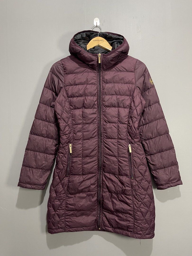 Michael Kors Packable down-filled hooded puffer coat (Category: Coats, Jackets and Outerwear) located in Davao. Submitted by yannrussel00 (Listing ID 1469969615, Image 1). Description: 📍𝗟𝗼𝗰𝗮𝘁𝗶𝗼𝗻: 𝗗𝗮𝘃𝗮𝗼 𝗖𝗶𝘁𝘆 📌 𝗜𝘁𝗲𝗺 𝗦𝘁𝗶𝗹𝗹 𝗔𝘃𝗮𝗶𝗹𝗮𝗯𝗹𝗲 𝗥𝗘𝗔𝗗 𝗗𝗘𝗧𝗔𝗜𝗟𝗦 𝗕𝗘𝗟𝗢𝗪 ⬇️ ‼️ Size XS on tag fits Small Dimes W19 x L33 Sleeve 25” Condition 10/10 No issue Ready to wear ✨ ₱1,550 + SF.