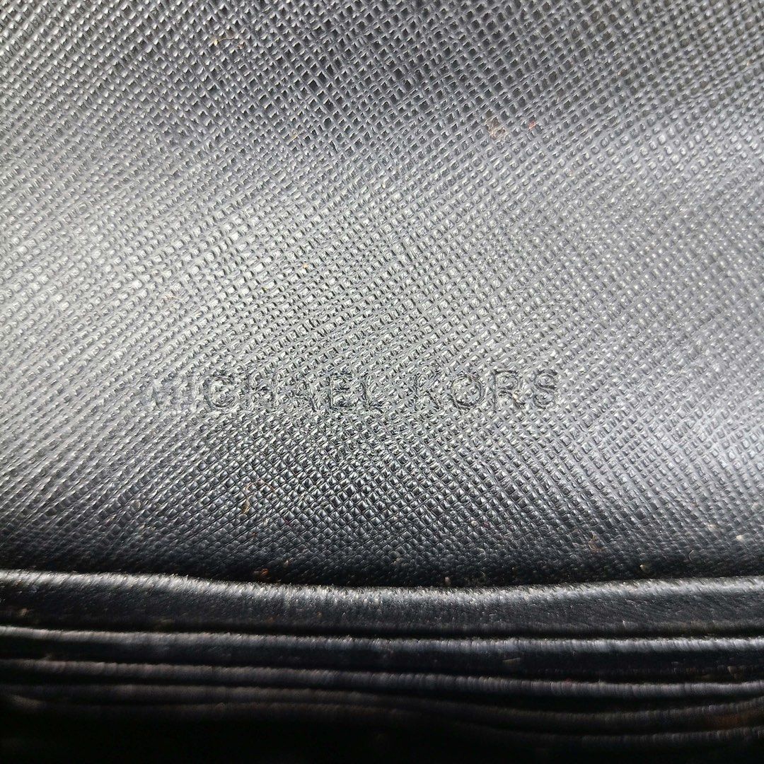 Michael Kors Sling wallet black (Category: Cross-body Bags) located in Barugo. Submitted by green.trendsetter (Listing ID 1470140152, Image 3). Description: PRELOVED MEANS PRELOVED. Each piece has been previously loved and may naturally have signs of use such as creasing, scratches, stains, discoloration, or other imperfections. Kindly manage your expectations accordingly. •We kindly ask for no fussy buyers. • Photos of bag’s details and other id