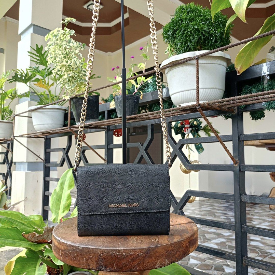 Michael Kors Sling wallet black (Category: Cross-body Bags) located in Barugo. Submitted by green.trendsetter (Listing ID 1470140152, Image 2). Description: PRELOVED MEANS PRELOVED. Each piece has been previously loved and may naturally have signs of use such as creasing, scratches, stains, discoloration, or other imperfections. Kindly manage your expectations accordingly. •We kindly ask for no fussy buyers. • Photos of bag’s details and other id