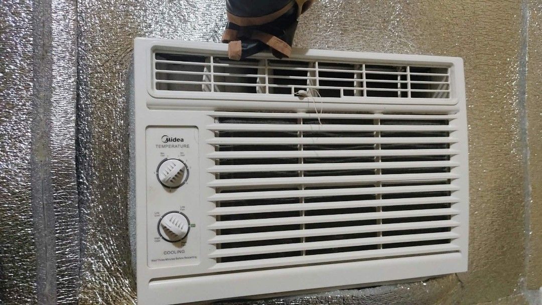 Midea FP-51ARA006HMNV-N5 Window Type Air Conditioner (Category: Air Conditioning and Heating) located in Manila. Submitted by meowmeow937 (Listing ID 1470099933, Image 2). Description: - Brand/Model: Midea Window Type Aircon (FP-51ARA006HMNV-N5) - Cooling Capacity: 6150 kJ/hr - Controls: Dual rotary knobs for temperature and fan speed - Power: Standard 230V operation - Refrigerant: Eco-friendly R32 - Condition: Serial number label intact with com