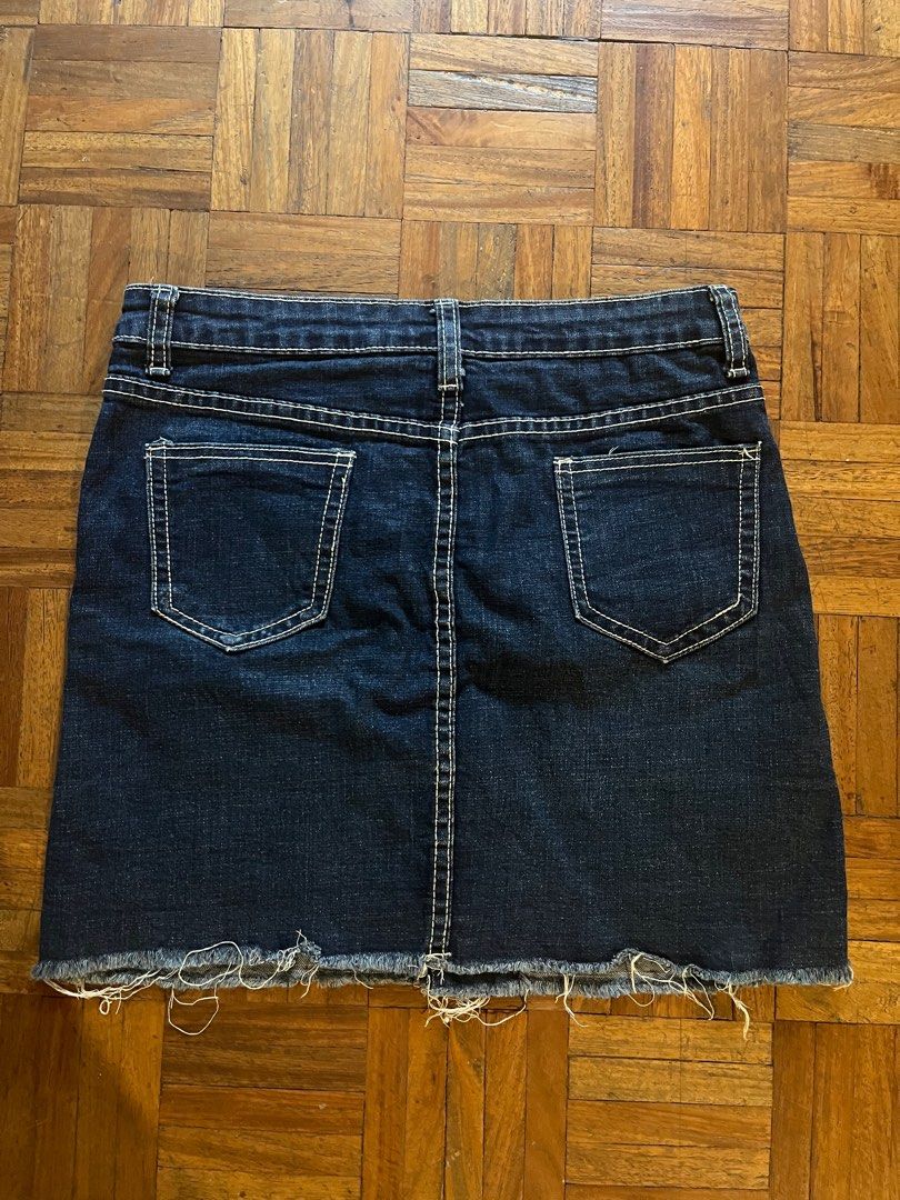 Mini Skirt Button Down (Category: Skirts) located in Makati City. Submitted by yoursecondbest (Listing ID 1470085219, Image 3). Description: Fits 28-29 waist. A bit stretchy kaya pa siguro 30..