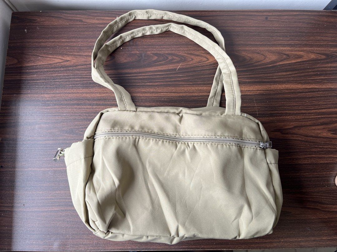 Minimalist GREEN Shoulder School Bag (Category: Shoulder Bags) located in Manila. Submitted by una.dio (Listing ID 1469987893, Image 1). Description: Chic Large Capacity Shoulder Bag for everyday use. ✅ Can fit a 12.6 inch tablet (For reference, the tablet in the picture is Xiami Pad 6s Pro) ✅ Free Shipping Fee ✅ With Free Stickers and Keychains 📝 The items inside the bag are not included! .