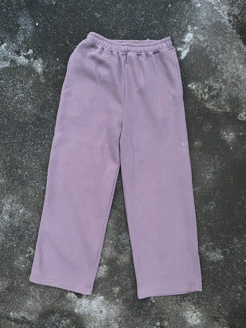 Mkstreetwear sweatpants (Category: Joggers) located in Amadeo. Submitted by wil.thriftypicks (Listing ID 1470061080, Image 1). Description: ‼️Mkstreetwear sweatpants‼️ Waistline 30 - 37 Length 41 Leg opening 11.5 🏷️ Php 200 Excellent condition Comment (Mine)/ message if interested. 📍Amadeo, Cavite.
