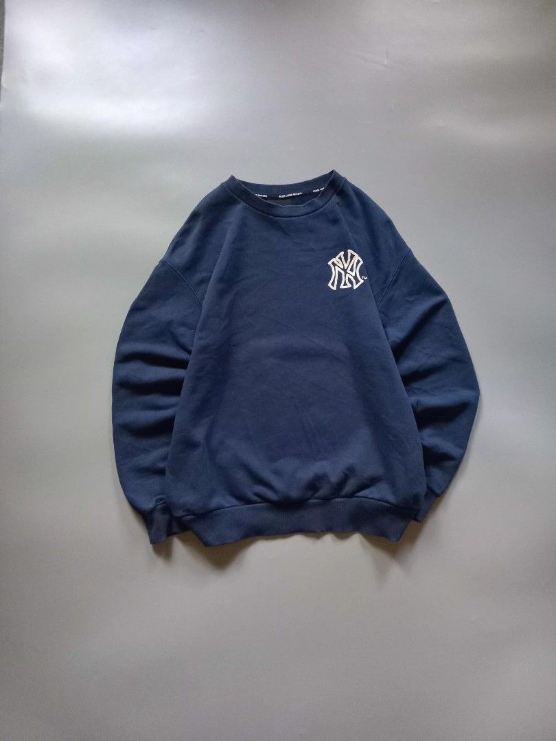 mlb like ny sweater (Category: Coats, Jackets and Outerwear) located in San Isidro. Submitted by lagloots (Listing ID 1470056611, Image 3). Description: semi puff front logo thick cotton fits boxy medium 📌model's reference: 5'7, 45kg DIMES (IN INCHES) LENGTH: 26.5 / WIDTH: 22.5 CONDITION: 9/10 [] COLOR RATE: 9/10 ISSUE: minimal cracks on back.