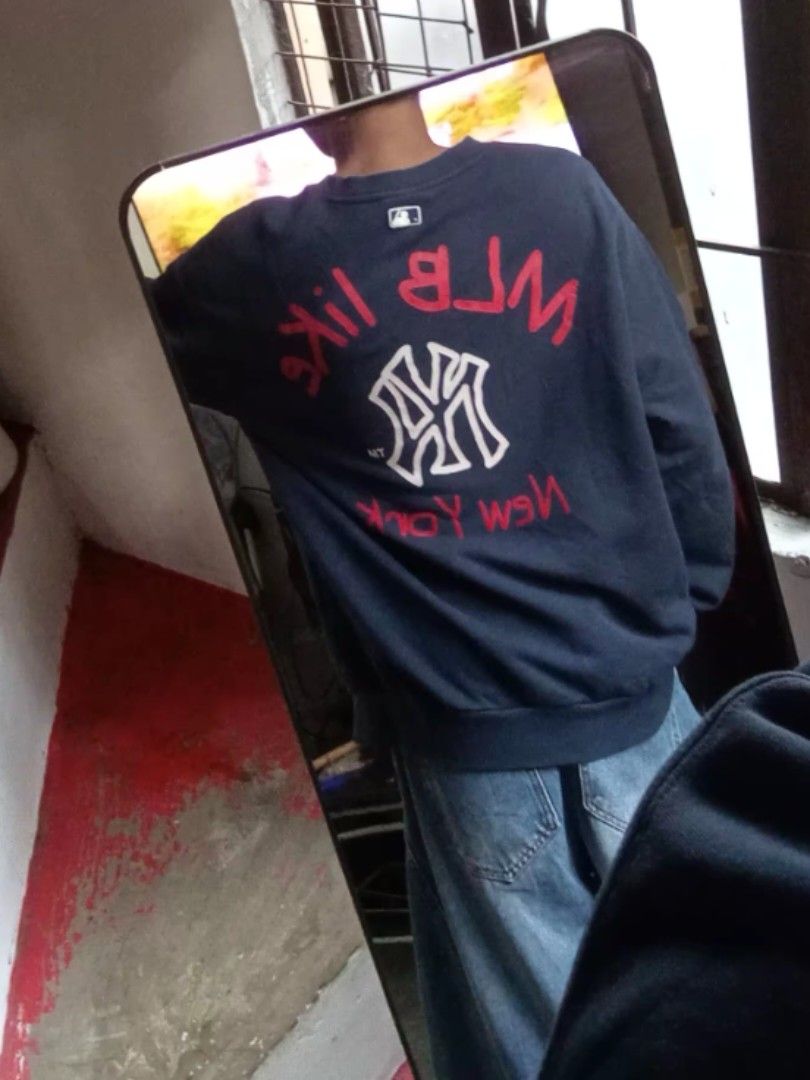 mlb like ny sweater (Category: Coats, Jackets and Outerwear) located in San Isidro. Submitted by lagloots (Listing ID 1470056611, Image 2). Description: semi puff front logo thick cotton fits boxy medium 📌model's reference: 5'7, 45kg DIMES (IN INCHES) LENGTH: 26.5 / WIDTH: 22.5 CONDITION: 9/10 [] COLOR RATE: 9/10 ISSUE: minimal cracks on back.