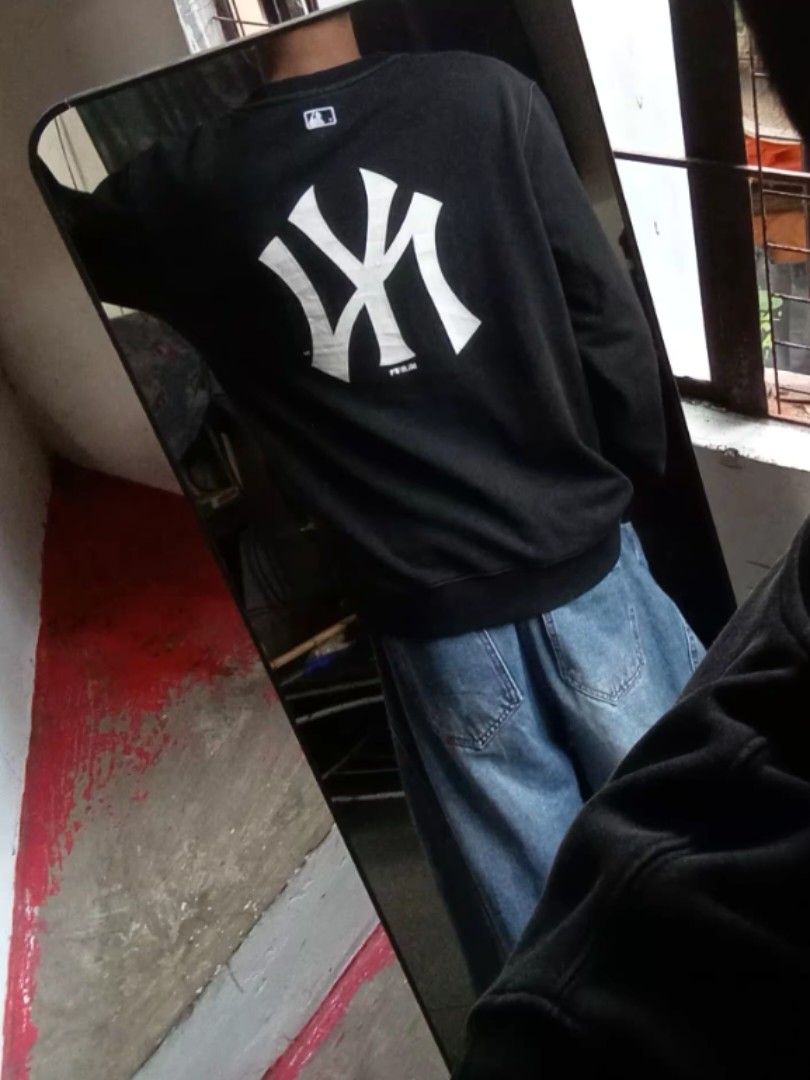 mlb ny big logo sweater (Category: Coats, Jackets and Outerwear) located in San Isidro. Submitted by lagloots (Listing ID 1470056302, Image 2). Description: suede inside material embroidered front logo thick & heavy fits boxy large 📌model's reference: 5'7, 45kg DIMES (IN INCHES) LENGTH: 25.5 / WIDTH: 22 CONDITION: 9/10 [] COLOR RATE: 8.5/10 ISSUE: even fade, stain, minimal cracks.
