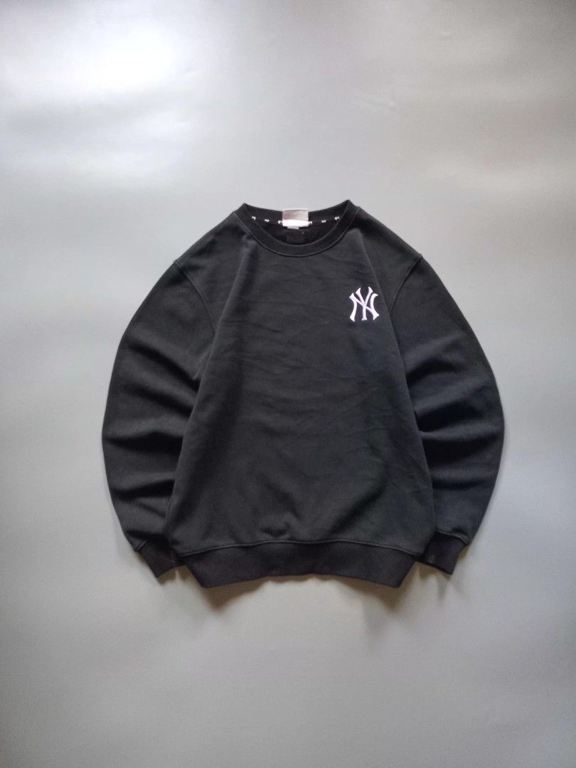 mlb ny big logo sweater (Category: Coats, Jackets and Outerwear) located in San Isidro. Submitted by lagloots (Listing ID 1470056302, Image 3). Description: suede inside material embroidered front logo thick & heavy fits boxy large 📌model's reference: 5'7, 45kg DIMES (IN INCHES) LENGTH: 25.5 / WIDTH: 22 CONDITION: 9/10 [] COLOR RATE: 8.5/10 ISSUE: even fade, stain, minimal cracks.