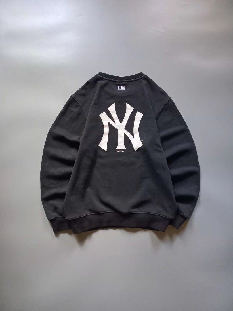 mlb ny big logo sweater (Category: Coats, Jackets and Outerwear) located in San Isidro. Submitted by lagloots (Listing ID 1470056302, Image 1). Description: suede inside material embroidered front logo thick & heavy fits boxy large 📌model's reference: 5'7, 45kg DIMES (IN INCHES) LENGTH: 25.5 / WIDTH: 22 CONDITION: 9/10 [] COLOR RATE: 8.5/10 ISSUE: even fade, stain, minimal cracks.