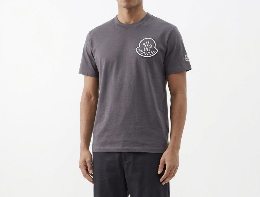 Moncler Tee (Category: Tshirts & Polo Shirts ) located in Lucena. Submitted by deniman (Listing ID 1470009978, Image 1). Description: Moncler Tee Fits Large L:30 W:22 Dmë.