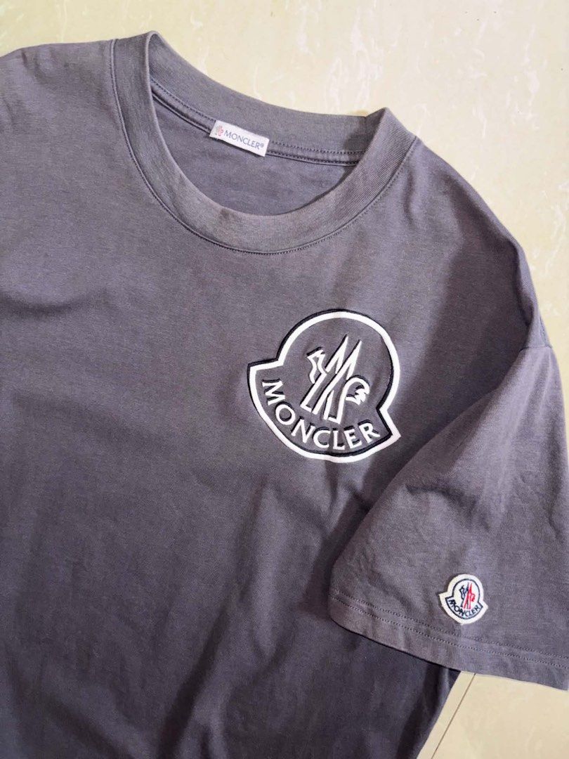Moncler Tee (Category: Tshirts & Polo Shirts ) located in Lucena. Submitted by deniman (Listing ID 1470009978, Image 3). Description: Moncler Tee Fits Large L:30 W:22 Dmë.