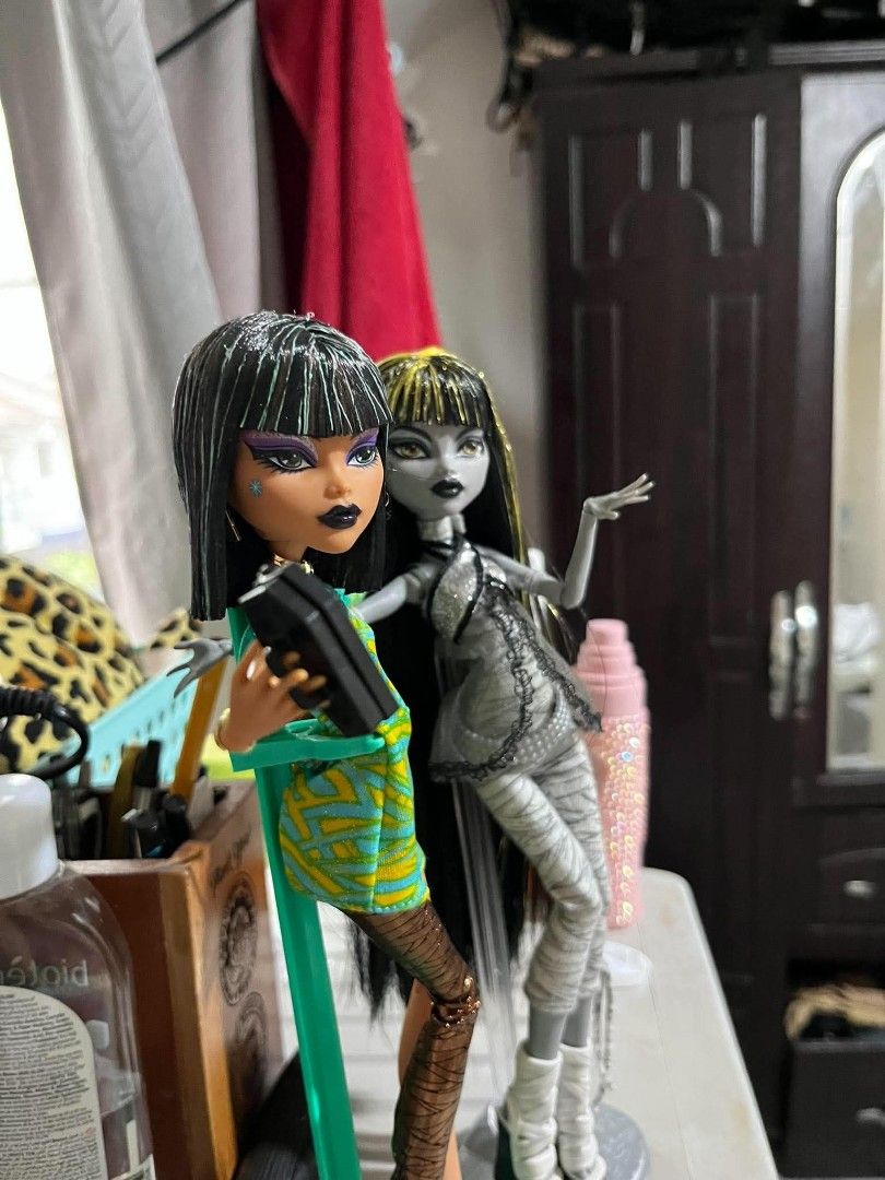 Monster high g1 dolls (Category: Looking For) located in Sibulan. Submitted by glassskintification (Listing ID 1470029704, Image 3). Description: HI GUYSSS selling this beauties cuz I need funds for a m3gan scullector Reel Drama Cleo is only 2.5k!! DOTD Cleo w/ box 2.6k!! PLEASE IF YOU BUYS THESE DOLLS PLEASE GIVE THEM THE LOVE THAT THEY DESERVE AND PLEASE TAKE CARE OF THEME CUZ THESE DOLLS BASICALLY HEALED MY DEPRESSION!!!.
