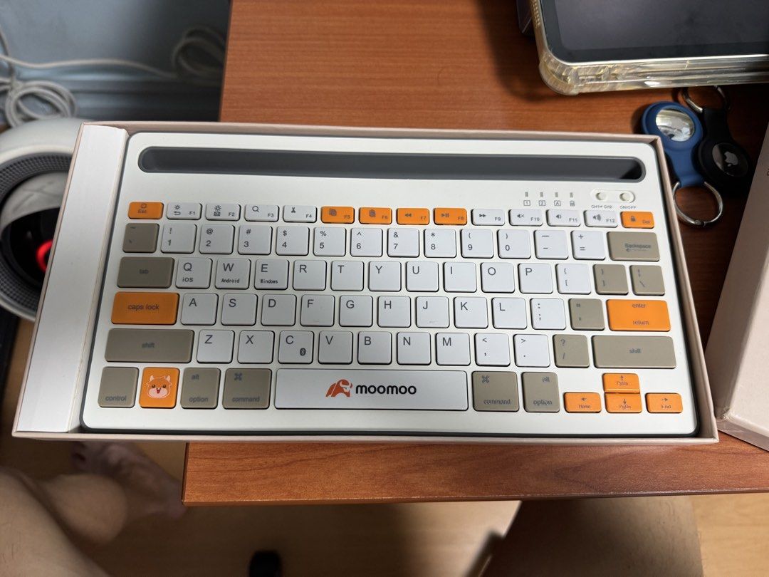 Moomoo Wireless Keyboard with Built-In Device Holder, Computers & Tech ...