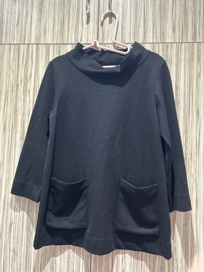Mosaic Black Long Sleeve Top with Pockets Size S (Category: Longsleeves) located in Pasig City. Submitted by sevyenti (Listing ID 1470024407, Image 1). Description: - Brand: Mosaic - Color: Black - Size: S - Design: Cowl neck with two front pockets - Material: Comfortable fabric - Style: Casual, easy to match with jeans or skirts - Condition: Good for daily wear.