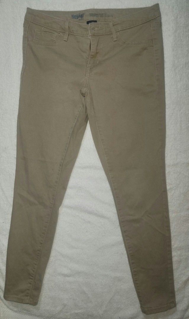 Mossimo Skinny Khaki Pants (Category: Jeans) located in Manila. Submitted by surpppp (Listing ID 1470134795, Image 1). Description: - Brand: Mossimo - Style: Khaki skinny pants with mid-rise fit - Closure: Button and zip fly - Pockets: Functional front and back pockets - Material: Comfortable cotton blend with stretch - Condition: Clean, no stains or tears - Ideal for: Casual days and work settings.