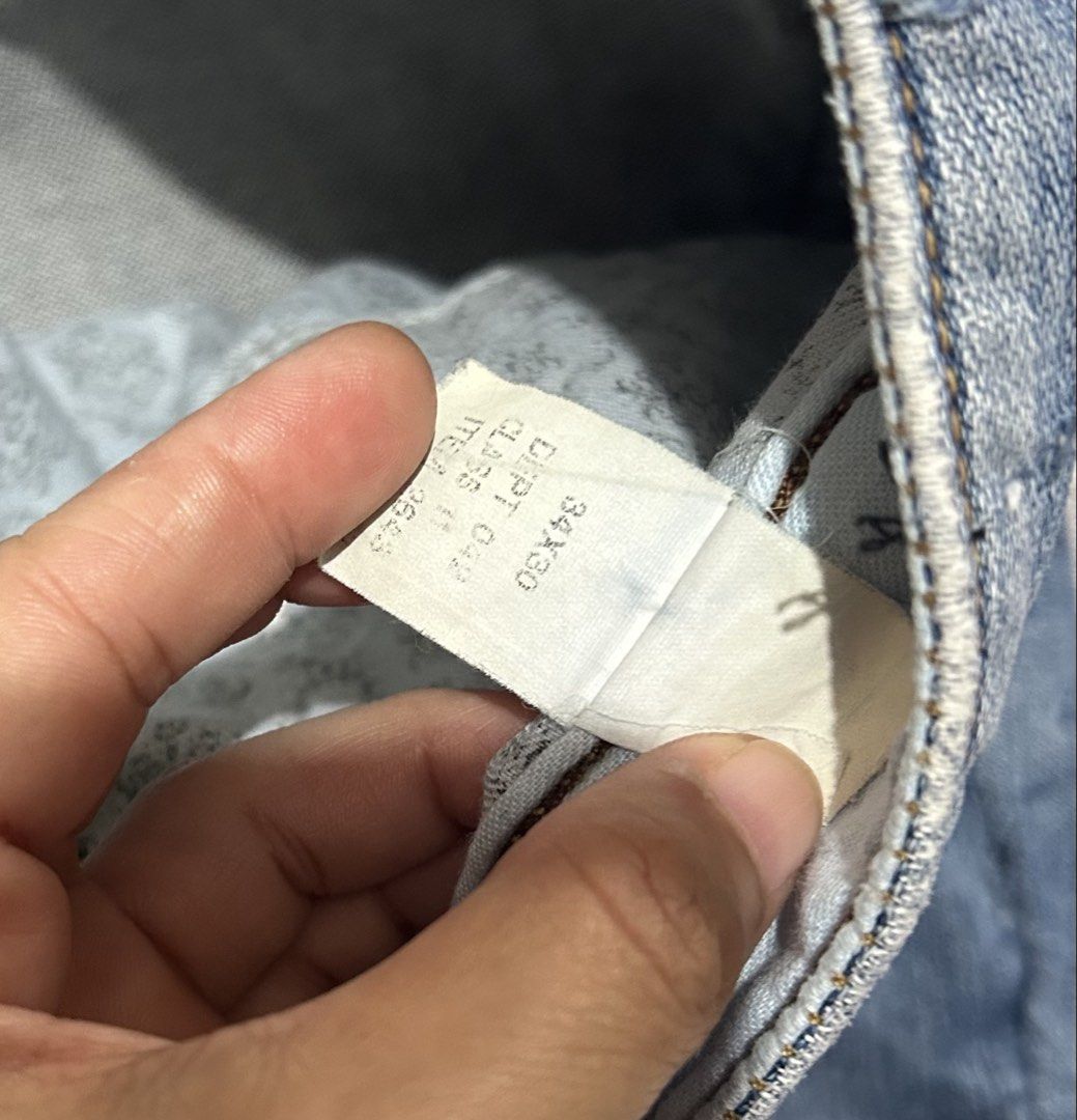 Mossimo Supply Co. Premium Denim Jeans Size 34x30 (Category: Jeans) located in Plaridel. Submitted by ilovebubu28 (Listing ID 1469988945, Image 3). Description: - Brand: Mossimo Supply Co. - Size: 34 x 30 - Color/Wash: Medium blue - Fit: Straight leg cut with classic five-pocket styling - Details: Branded brass button closure and rivet accents Design nya po yung Pagka Distressed edges near pockets with cool, scattered paint spots for an authentic