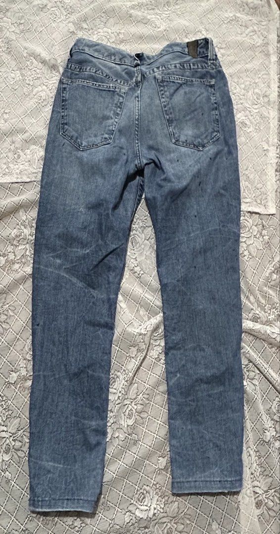 Mossimo Supply Co. Premium Denim Jeans Size 34x30 (Category: Jeans) located in Plaridel. Submitted by ilovebubu28 (Listing ID 1469988945, Image 2). Description: - Brand: Mossimo Supply Co. - Size: 34 x 30 - Color/Wash: Medium blue - Fit: Straight leg cut with classic five-pocket styling - Details: Branded brass button closure and rivet accents Design nya po yung Pagka Distressed edges near pockets with cool, scattered paint spots for an authentic