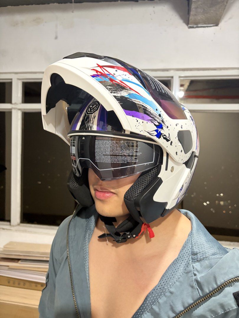 Motorcycle helmet brandnew with visor (Category: Helmets and other Riding Gears) located in Baguio. Submitted by suffering (Listing ID 1470080692, Image 2). Description: Baguio location .
