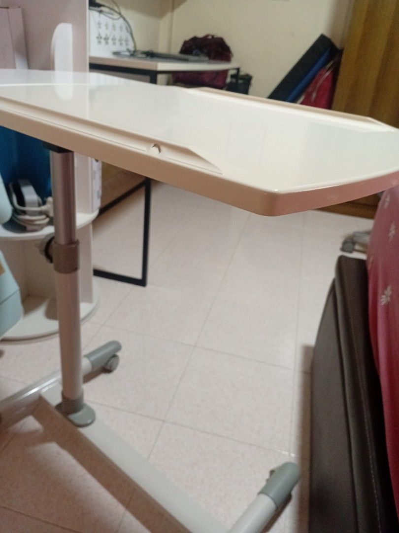 Movable lightweight table (Category: Tables & Sets) located in Singapore. Submitted by saanjhaay56110 (Listing ID 1470036764, Image 2). Description: Assembled table Brand New White Lightweight Perfect more moving around Negotiable .