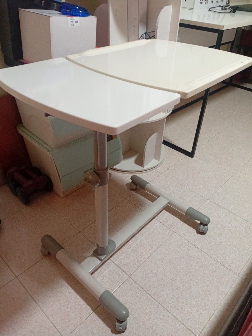 Movable lightweight table (Category: Tables & Sets) located in Singapore. Submitted by saanjhaay56110 (Listing ID 1470036764, Image 1). Description: Assembled table Brand New White Lightweight Perfect more moving around Negotiable .